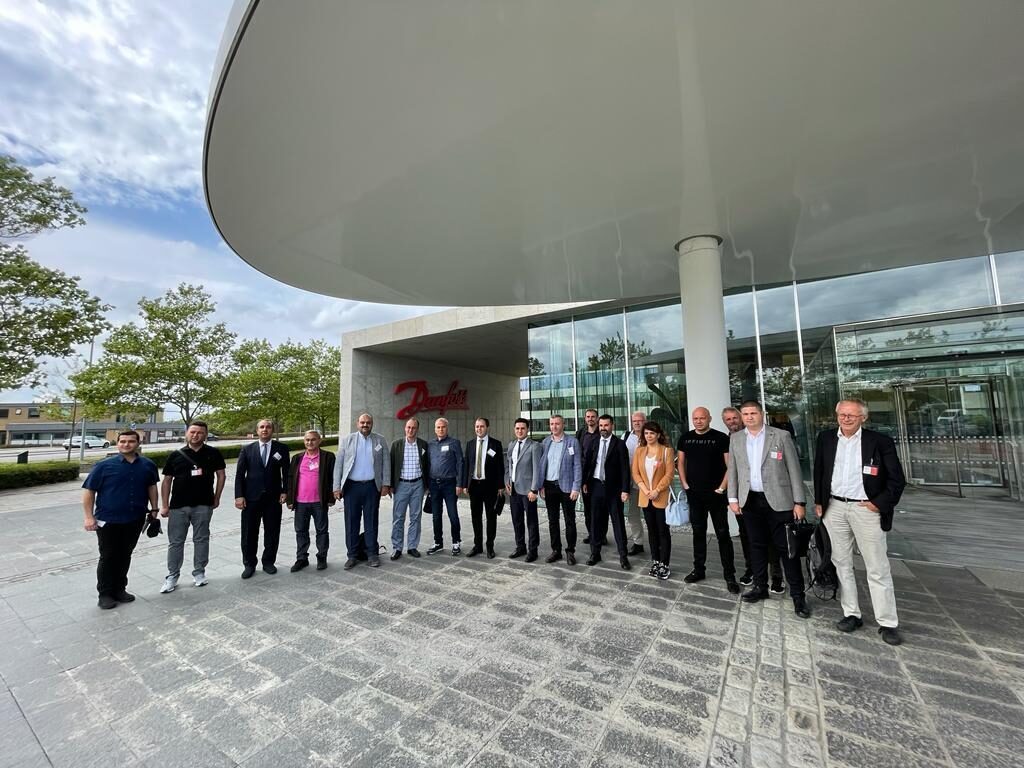 Enerji ve Tabii Kaynaklar Bakanlığı bürokratları ve Türkiye Cumhuriyeti Enerji Kentleri Birliği heyeti, Danfoss Genel Merkezi’ni ve Fabrikasını ziyaret etti