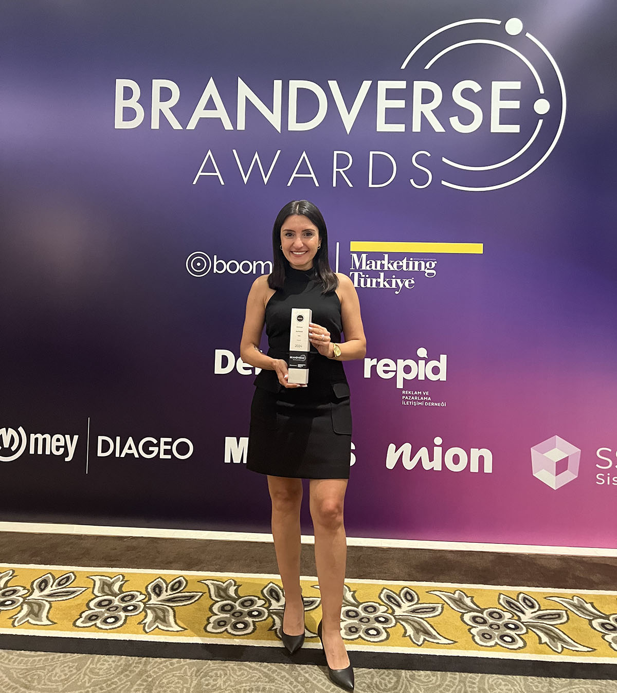 İzocam’ın “Dışarıda Bırak” reklam filmi üçüncü ödülünü “Brandverse Awards”dan aldı!