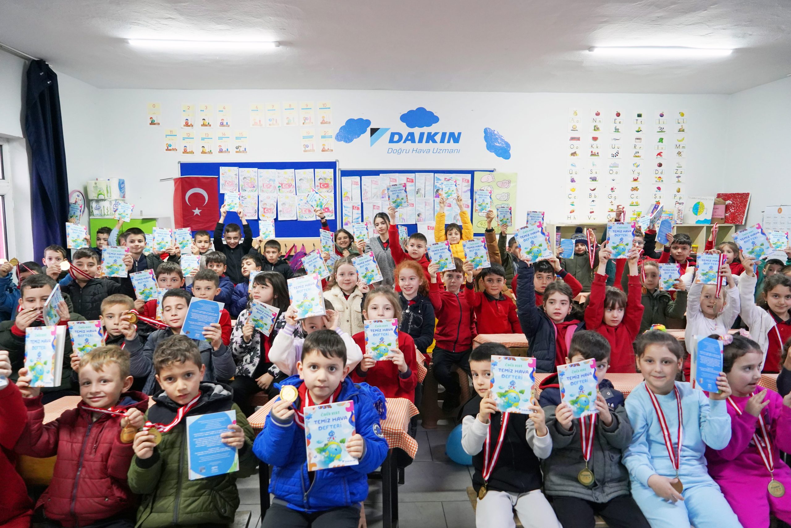 DAIKIN TEMİZ HAVA BİLİNCİNİ YAYMAYA DEVAM EDİYOR! 5 YENİ OKULDA DAHA TEMİZ HAVA SINIFI